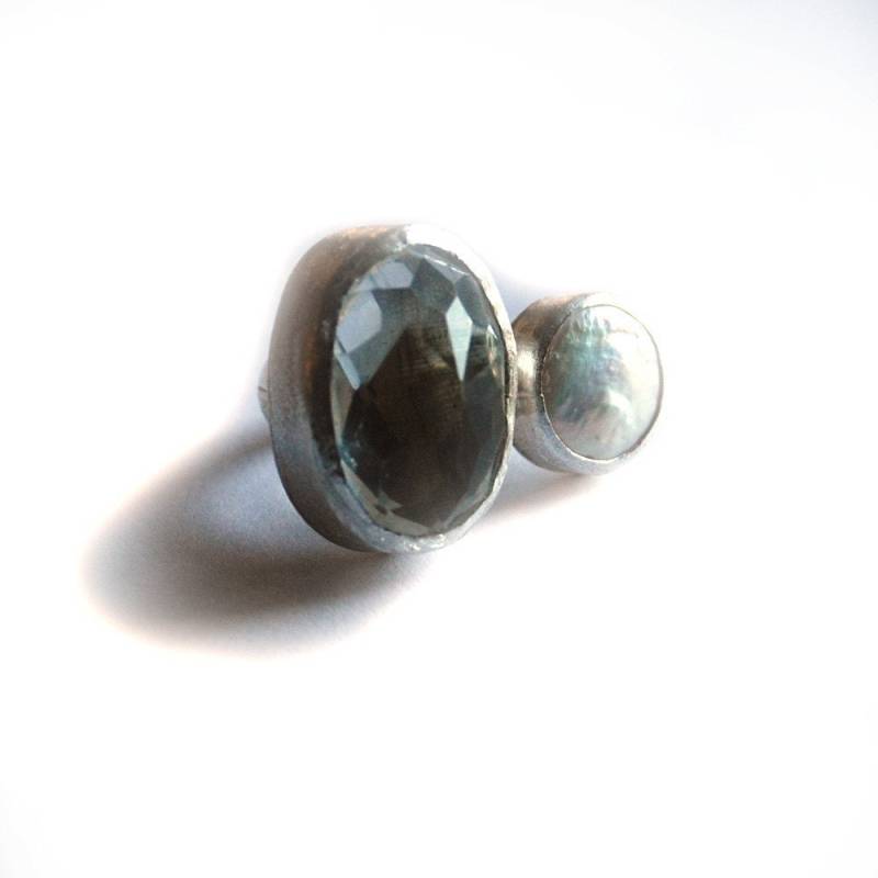 Klare, Weiße Quarz Und Perlenring Genannt Die Zarte Balances von toosis