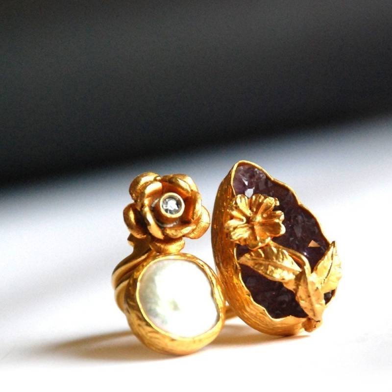 Roher Amethyst-Ring Mit Einer Blume, Perle Und Einem Diamantähnlichen Zirkon-stein von toosis