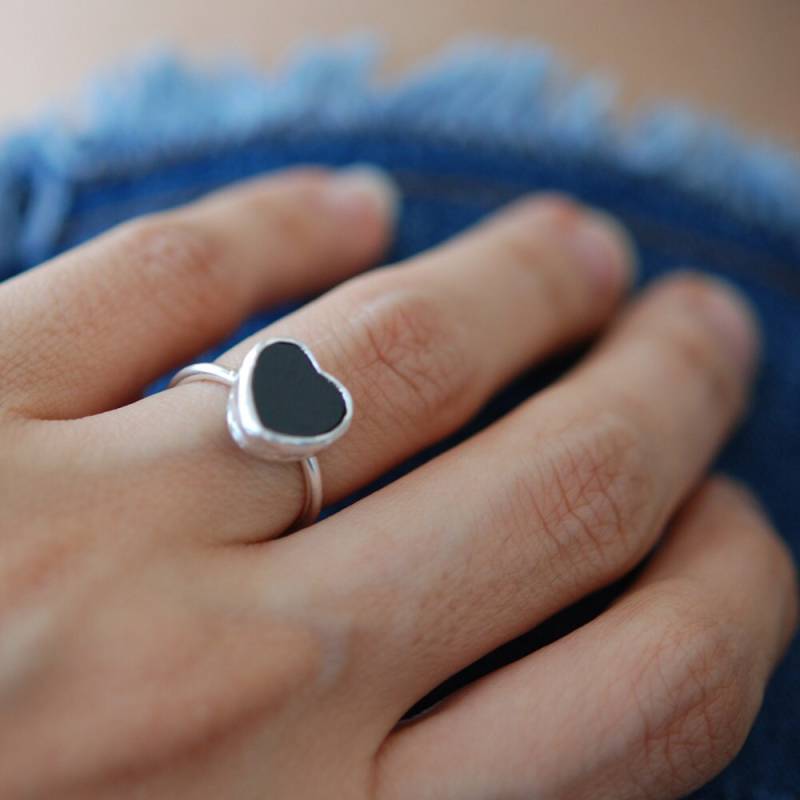 Schwarzer Herz-Ring Aus Einem Onyx-Stein Und 925K Sterlingsilber von toosis