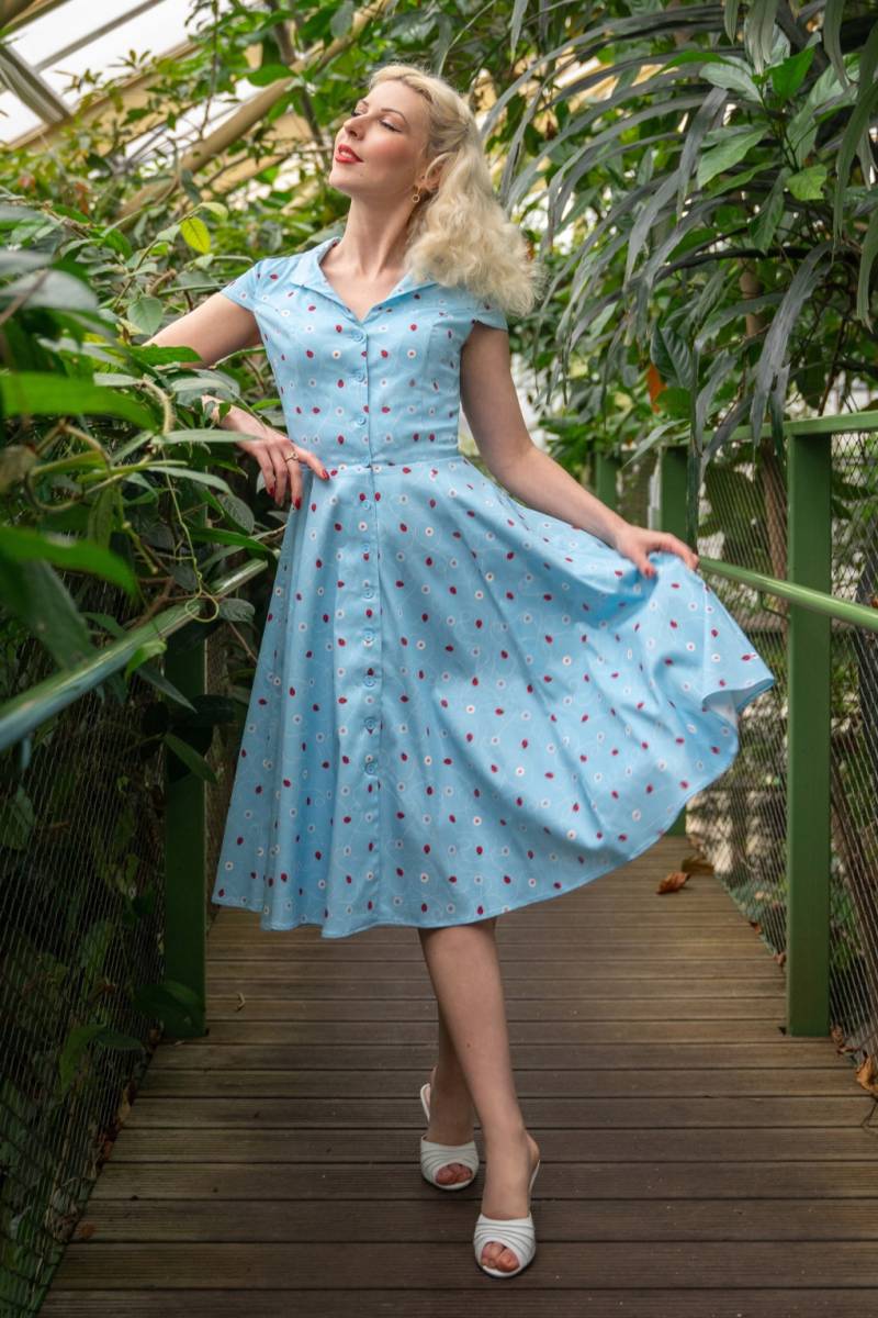 Topvintage exklusiv ~ Angie Swing Kleid in Hellblau mit Marienkäfer Print von topvintage boutique collection