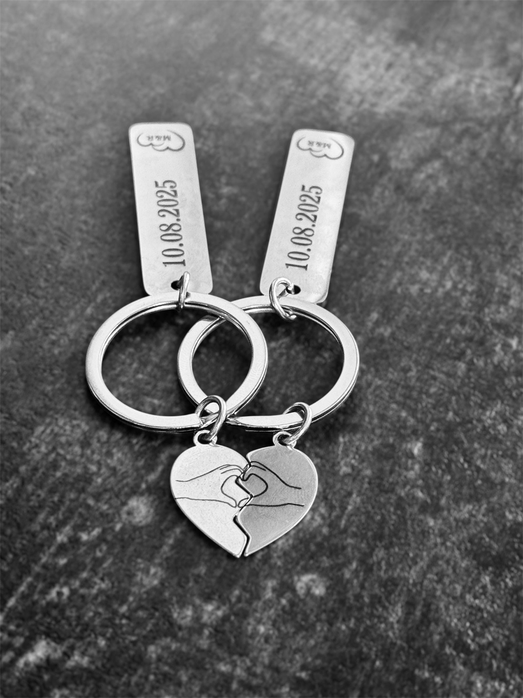 Personalisierter Paar-Schlüsselanhänger - Gravur Mit Initialen & Datum, Geschenk Für Hochzeit, Jahrestag, Valentinstag von tortuhandmade