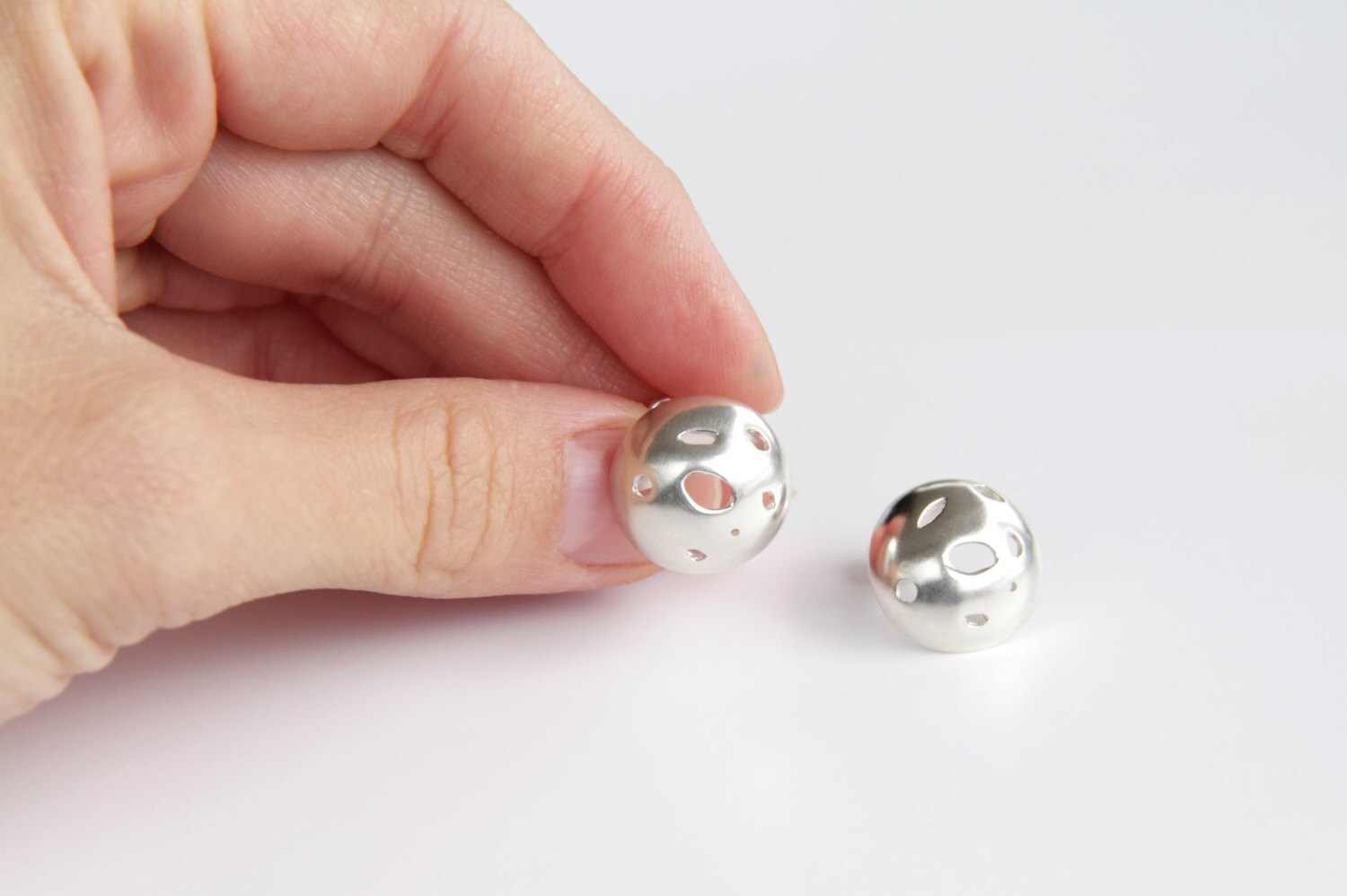 Handgemachte Sterling Silber Bubble Post Ohrringe Gewölbter Kreis Design Handgemachte Sterling Silber Bubble Post Ohrringe Gewölbter Kreis Design von tothemetal