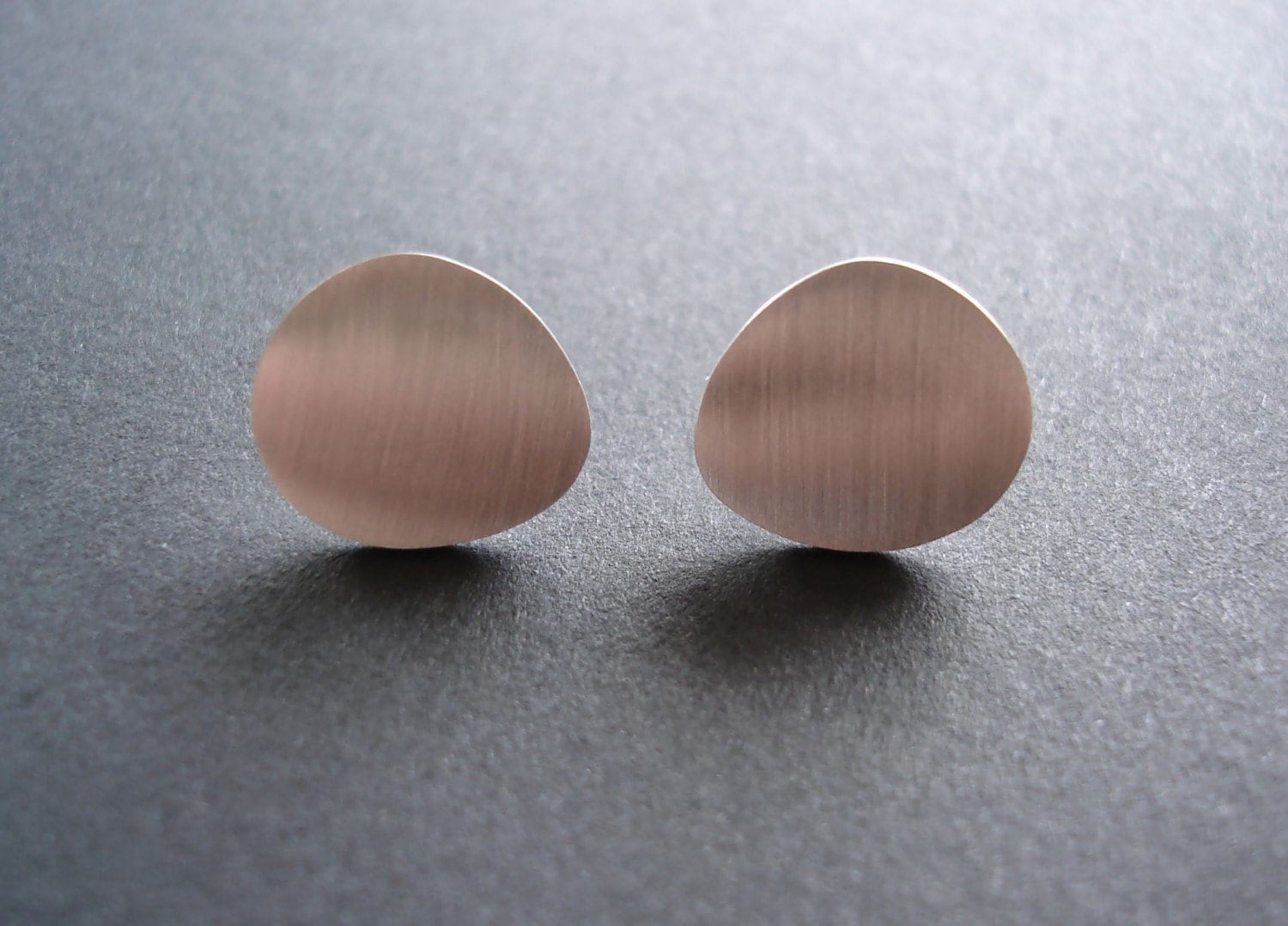 sterling Silber Pebble Post Ohrringe Gebürstet Matt Finish sterling Silber Pebble Post Ohrringe Gebürstet Matt Finish von tothemetal