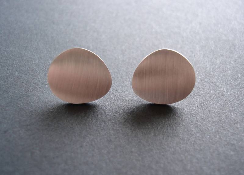 sterling Silber Pebble Post Ohrringe Gebürstet Matt Finish sterling Silber Pebble Post Ohrringe Gebürstet Matt Finish von tothemetal