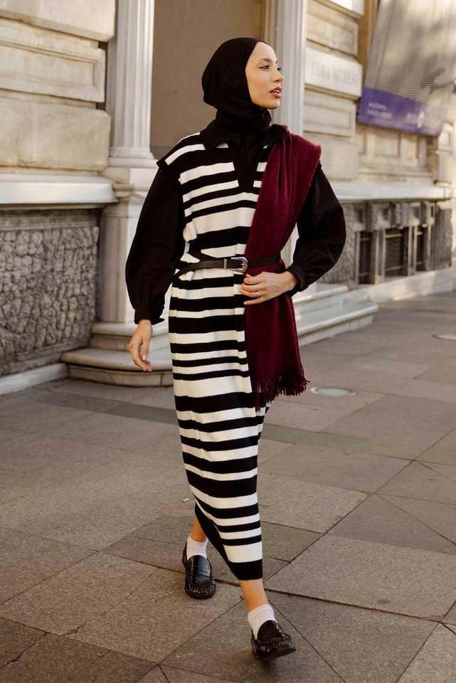 touche prive Maxikleid ÄRMELLOSES STRICKKLEID MIT ROLLKRAGEN UND GESTREIFTEM ROLLKRAGEN von touche prive
