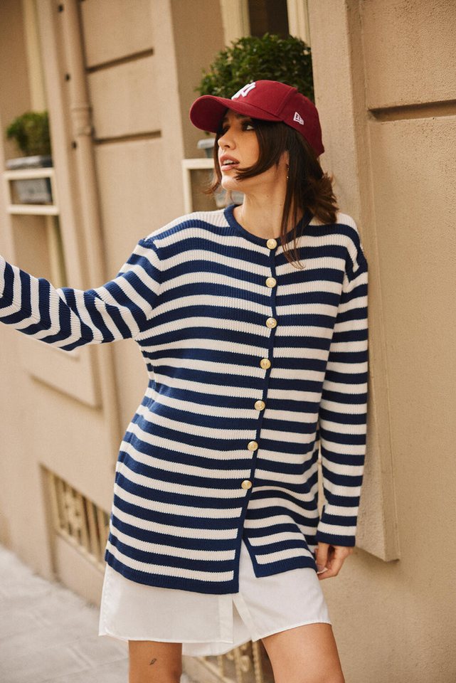 touche prive Strickjacke GESTREIFTER LANGER CARDIGAN MIT GOLDENEN KNÖPFEN von touche prive