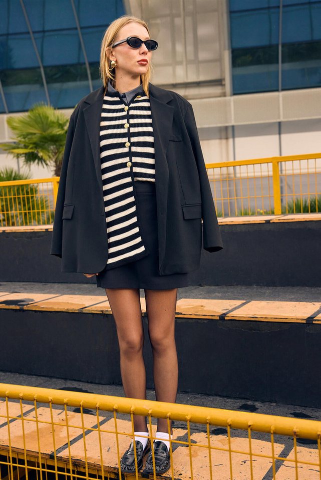 touche prive Strickjacke GESTREIFTER LANGER CARDIGAN MIT GOLDENEN KNÖPFEN von touche prive