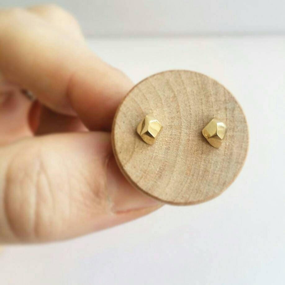 14K Gold Pebble Ohrstecker. Facettierte Kieselstein-Ohrstecker in Gold. Goldkiesel Ohrringe. Massive 10K Oder 18K 14K Gold Pebble Ohrstecker. Facettierte Kieselstein-Ohrstecker in Gold. Goldkiesel Ohrringe. Massive 10K Oder 18K von touchthedutch