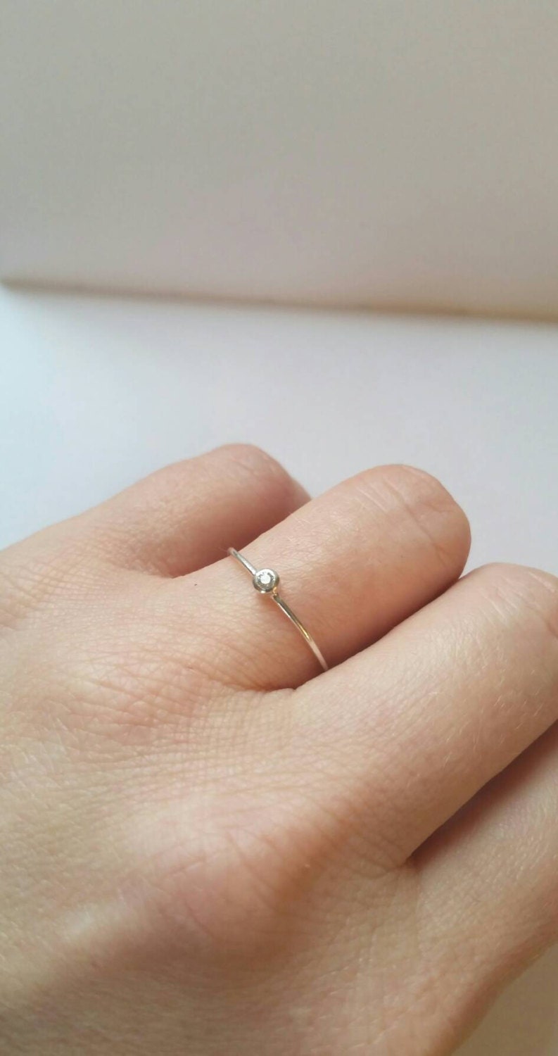 Benutzerdefinierte Sterling Silber Weiß Spinell Stapeln Verlobungsringe. Zarter Stapelring. Solitär-Ring. Zierlicher Ring Benutzerdefinierte Sterling Silber Weiß Spinell Stapeln Verlobungsringe. Zarter Stapelring. Solitär-Ring. Zierlicher Ring von touchthedutch