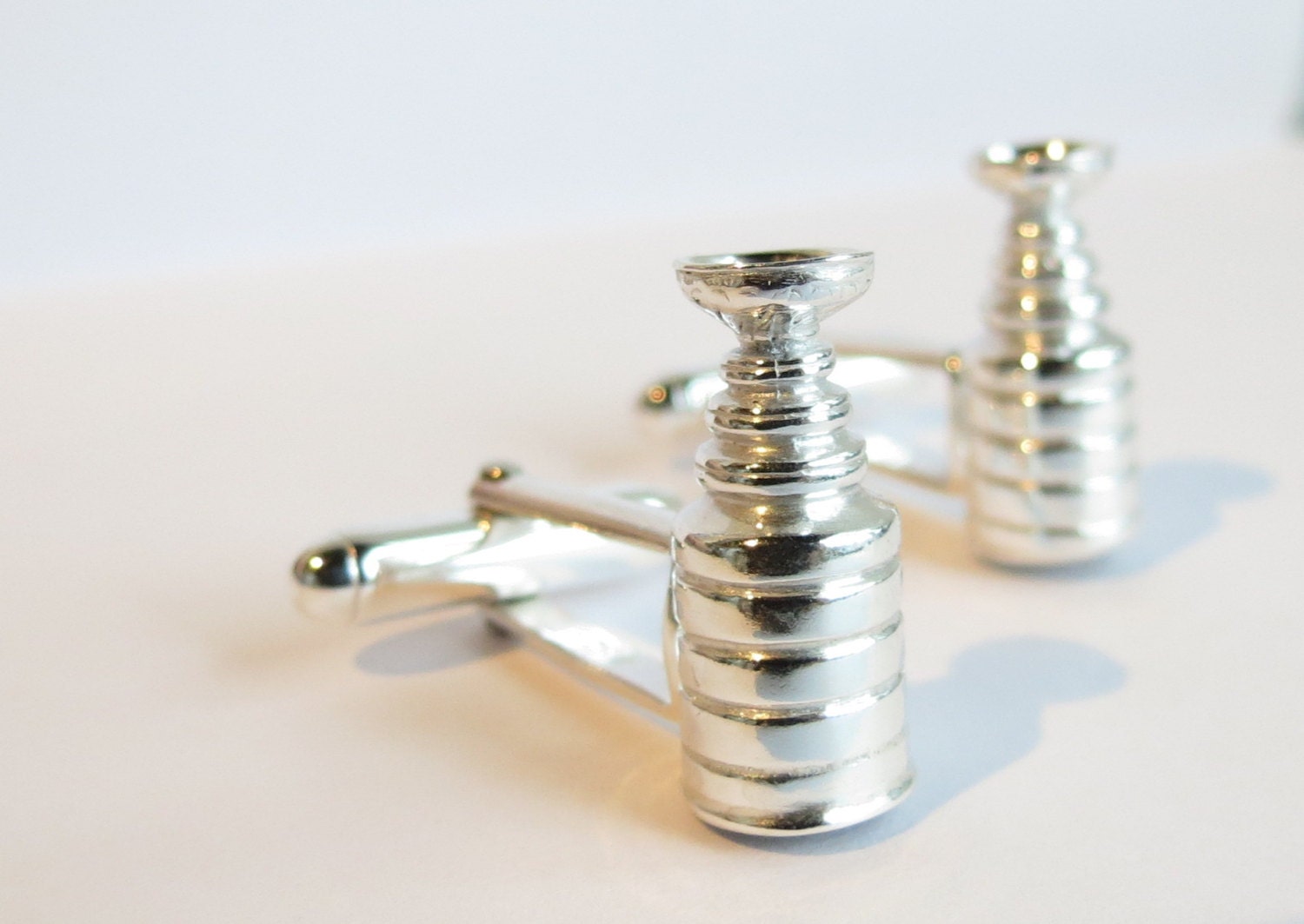 Herren Sterling Silber Trophy Cup Hockey Manschettenknöpfe. Massiv Hochzeitsgeschenk Herren Sterling Silber Trophy Cup Hockey Manschettenknöpfe. Massiv Hochzeitsgeschenk von touchthedutch