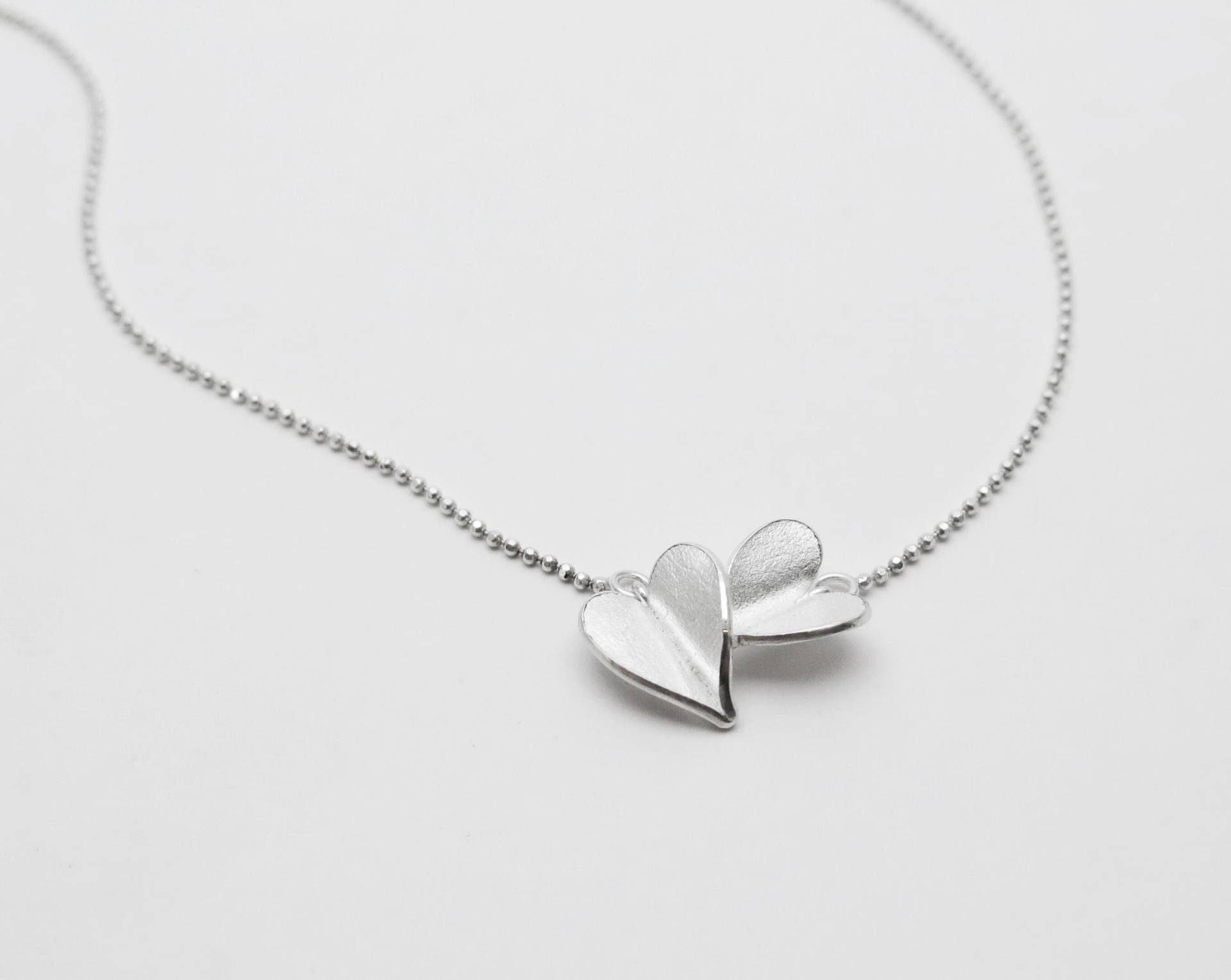 Blätter Von Zwei Herzen Verstellbare Handgefertigte Halskette Aus Massivem Silber Der Liebe, About Love Collection Blätter Von Zwei Herzen Verstellbare Handgefertigte Halskette Aus Massivem Silber Der Liebe, About Love Collection von touratour