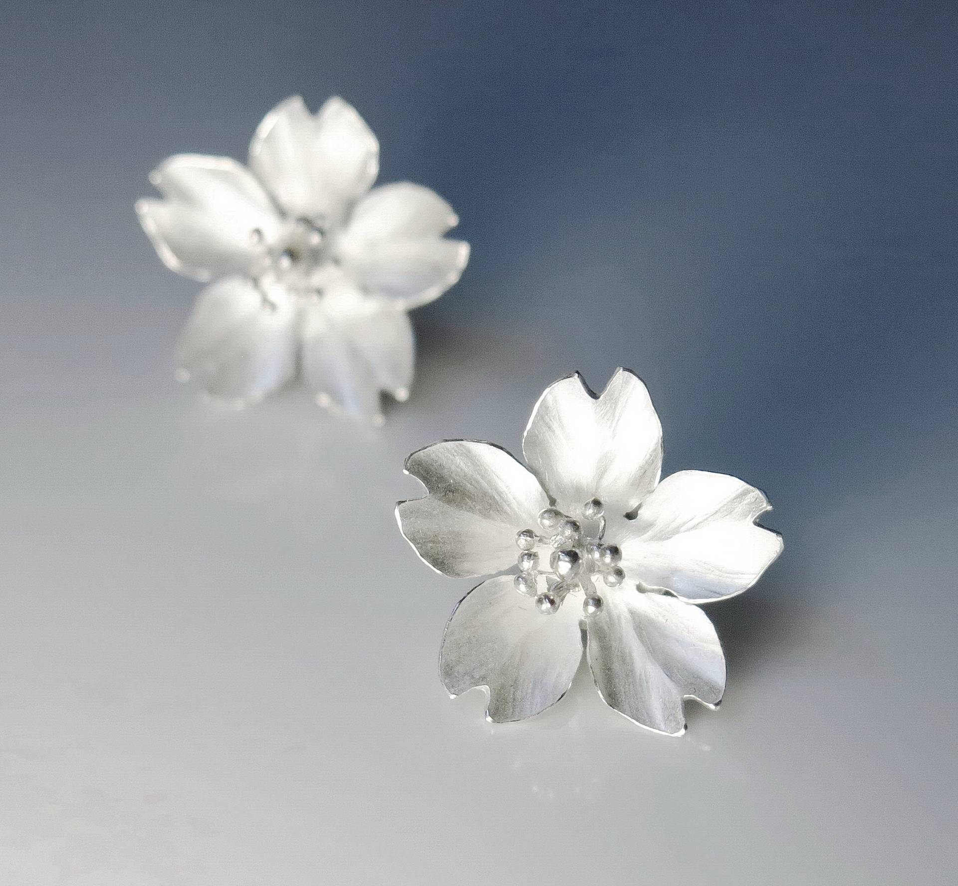 Jahreszeiten-Kirschblüten-Sakura-Silberohrringe - Einzelne Blütenblätter/Handgemacht, Ohrstecker Jahreszeiten-Kirschblüten-Sakura-Silberohrringe - Einzelne Blütenblätter/Handgemacht, Ohrstecker von touratour