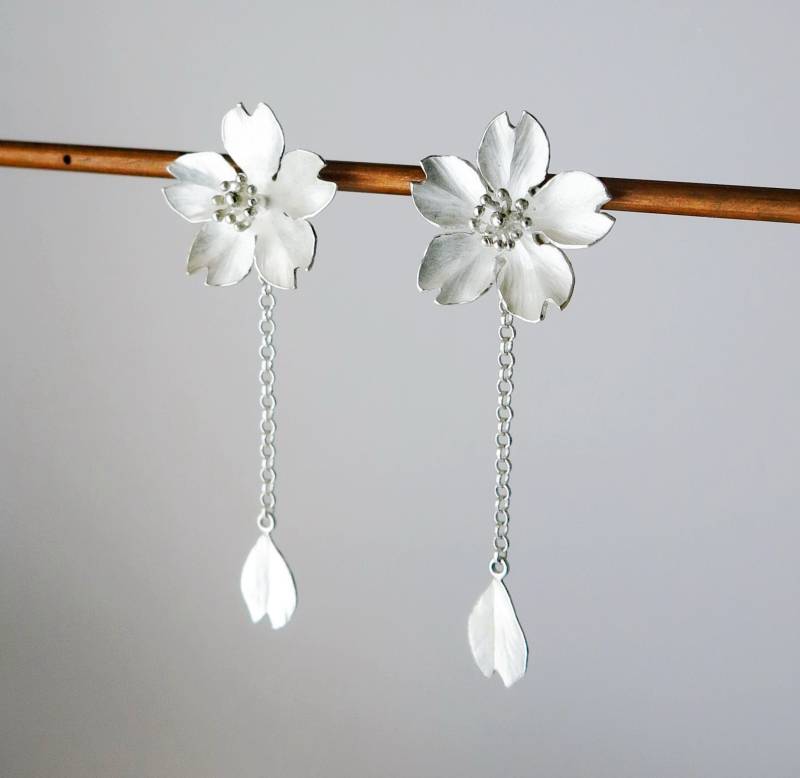 Kirschblüten-Sakura-Silberohrringe - Einzelne Blütenblätter Baumelnder Stil Nr. 1/ Symmetrisch/ Handgefertigt, Ohrhänger Und Tropfenohrringe Kirschblüten-Sakura-Silberohrringe - Einzelne Blütenblätter Baumelnder Stil Nr. 1/ Symmetrisch/ Handgefertigt, Ohrhänger Und Tropfenohrringe von touratour