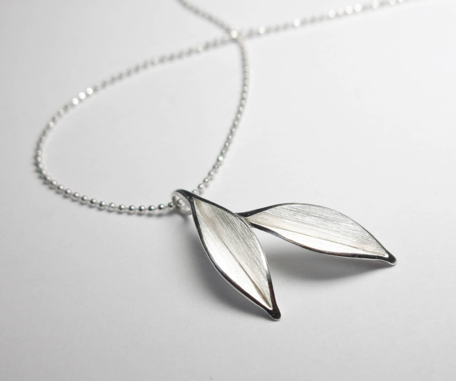 Nature-Dancing in The Wind-Two Small Leaves Silber Halskette/ Handgefertigt Nature-Dancing in The Wind-Two Small Leaves Silber Halskette/ Handgefertigt von touratour