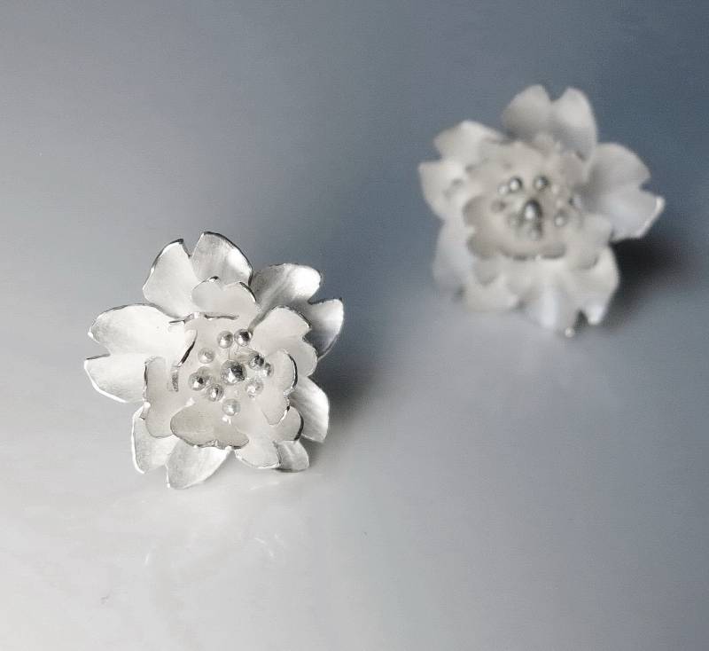 Saison-Mini-Kirschblüten-Sakura-Silberohrringe - Doppelte Blütenblätter/Handgemacht, Ohrstecker Saison-Mini-Kirschblüten-Sakura-Silberohrringe - Doppelte Blütenblätter/Handgemacht, Ohrstecker von touratour