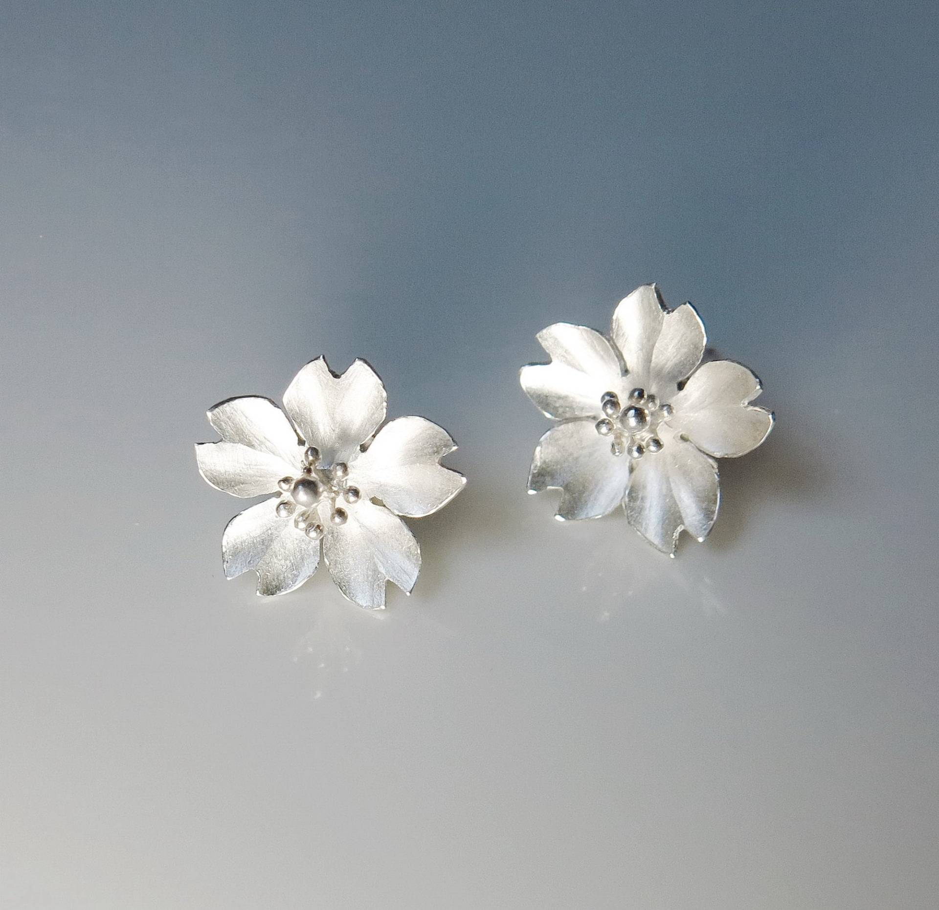 Saison-Mini-Kirschblüten-Sakura-Silberohrringe - Einzelne Blütenblätter/Handgemacht, Ohrstecker Saison-Mini-Kirschblüten-Sakura-Silberohrringe - Einzelne Blütenblätter/Handgemacht, Ohrstecker von touratour