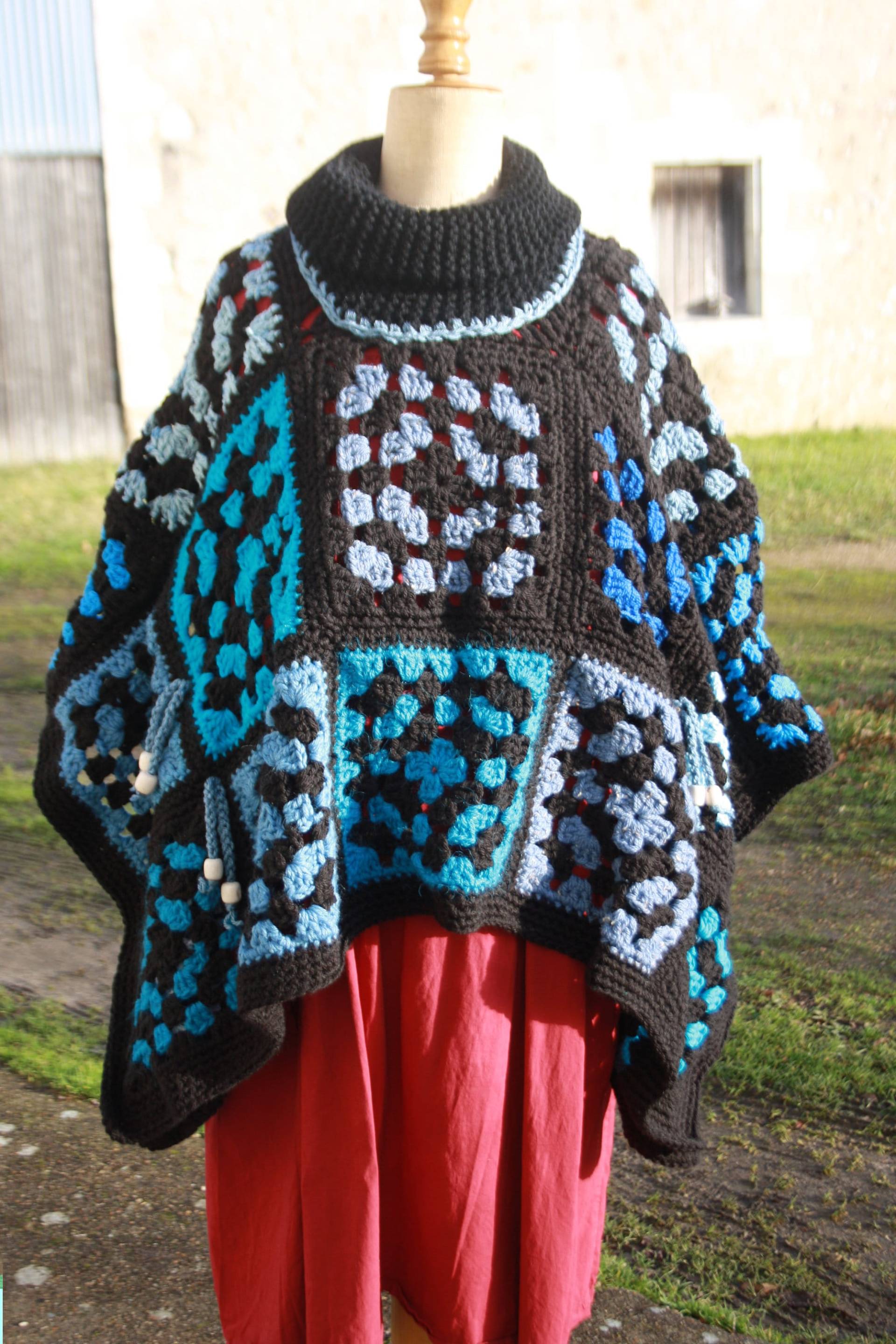 Wunderschöner Rechteckiger Poncho Im Granny Square Wunderschöner Rechteckiger Poncho Im Granny Square von toutchaud