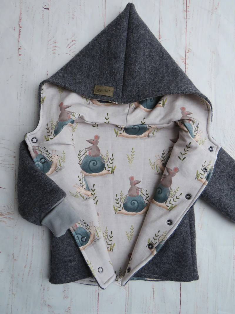 Graue Walkjacke Schneckenrennen in Größe 74/80 Mit Kapuze von traKBar