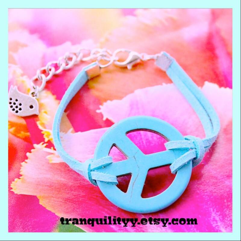 Blau Wildleder Peace Bettelarmband Verstellbarer Türkis/Howlith-Imitat Blau Wildleder Peace Bettelarmband Verstellbarer Türkis/Howlith-Imitat von tranquilityy