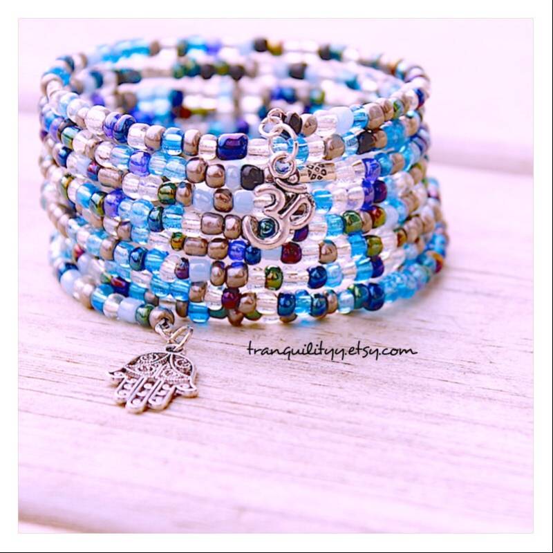 Boho Blaue Perlen Memory Wire Armband Mit Om Anhänger von tranquilityy