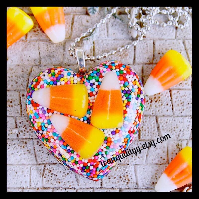 Candy Corn Herz Halskette Halloween Resin Schmuck Candy Corn Herz Halskette Halloween Resin Schmuck von tranquilityy