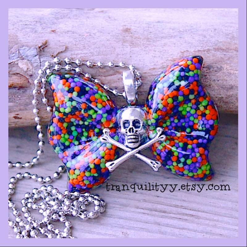 Candy Sprinkle Harz Schleife Halskette Gruseliger Schädel Halloween Schmuck von tranquilityy
