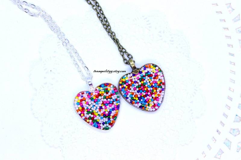 Candy Sprinkle Herz Halskette 16 Mm Vintage Bronze/Silber Einfassung Candy Sprinkle Herz Halskette 16 Mm Vintage Bronze/Silber Einfassung von tranquilityy