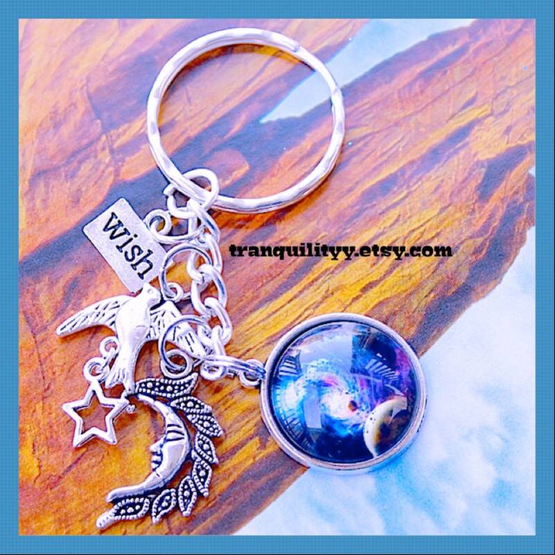 Galaxy Glaskuppel Schlüsselanhänger Mond, Stern & Vogel Anhänger Galaxy Glaskuppel Schlüsselanhänger Mond, Stern & Vogel Anhänger von tranquilityy