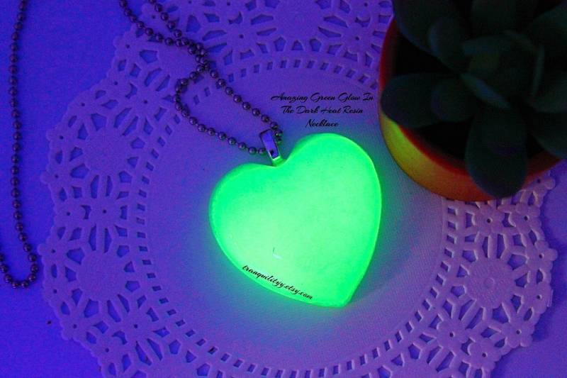 Glow in The Dark Herz Halskette Grünes Strontiumaluminat-Harz Glow in The Dark Herz Halskette Grünes Strontiumaluminat-Harz von tranquilityy