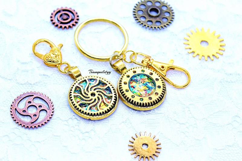 Gold Steampunk Schlüsselanhänger Regenbogen Mylar Zahnrad Anhänger Gold Steampunk Schlüsselanhänger Regenbogen Mylar Zahnrad Anhänger von tranquilityy