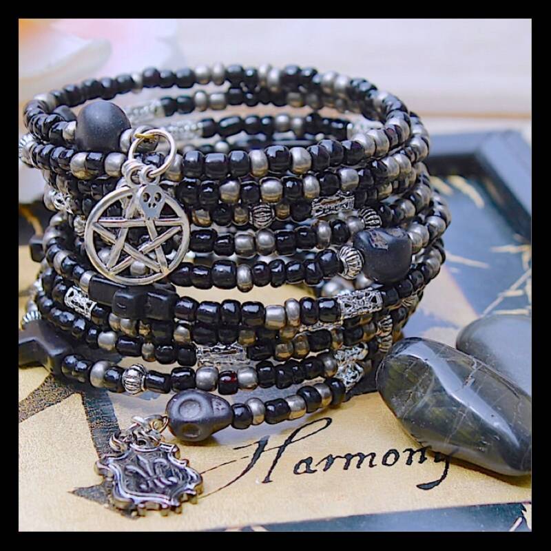 Gothic Pentagramm Memory-Draht Armband Totenkopf & Kreuz Perlenwickel Gothic Pentagramm Memory-Draht Armband Totenkopf & Kreuz Perlenwickel von tranquilityy