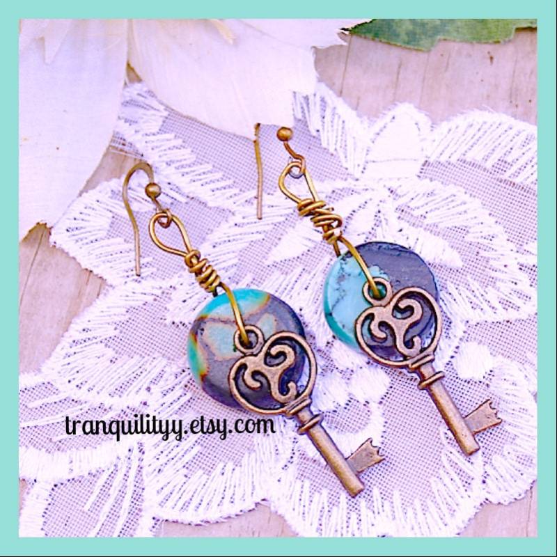 Handgemachte Bronze Schlüssel Ohrringe Türkis Abacus Stein, Vintage Stil von tranquilityy