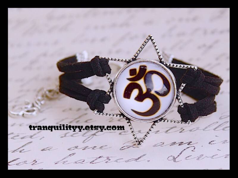 Om Armband Schwarzes Wildlederimitat, Zen Yoga Schmuck Om Armband Schwarzes Wildlederimitat, Zen Yoga Schmuck von tranquilityy
