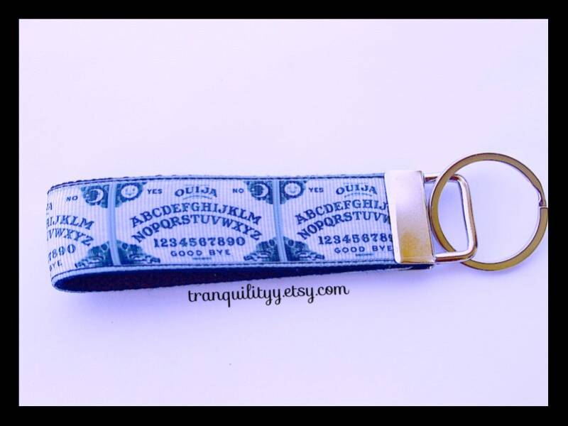 Ouija Brett Ribbon Schlüsselanhänger Handgemachter Schlüsselanhänger Ouija Brett Ribbon Schlüsselanhänger Handgemachter Schlüsselanhänger von tranquilityy