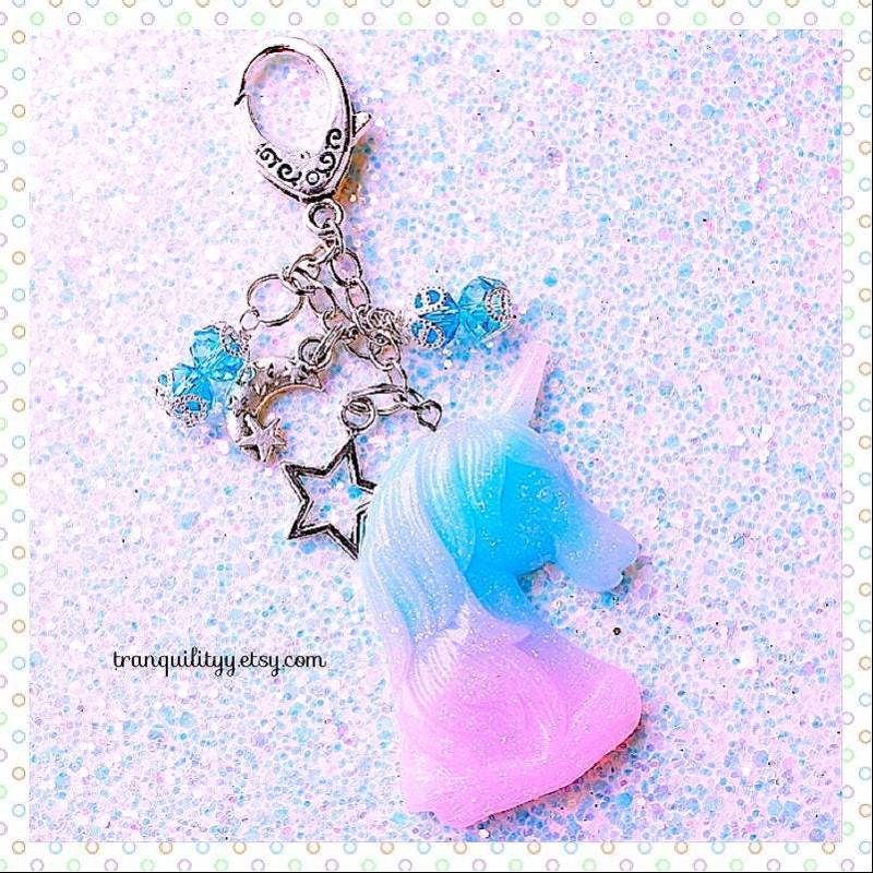 Pastell Einhorn Planer Clip Blauer Kristall Anhänger von tranquilityy