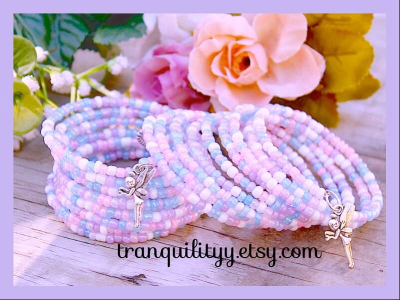 Pastellfarbenes Rocailles Perlenarmband Kawaii Tinkerbell Charm, 9 Wraps Pastellfarbenes Rocailles Perlenarmband Kawaii Tinkerbell Charm, 9 Wraps von tranquilityy