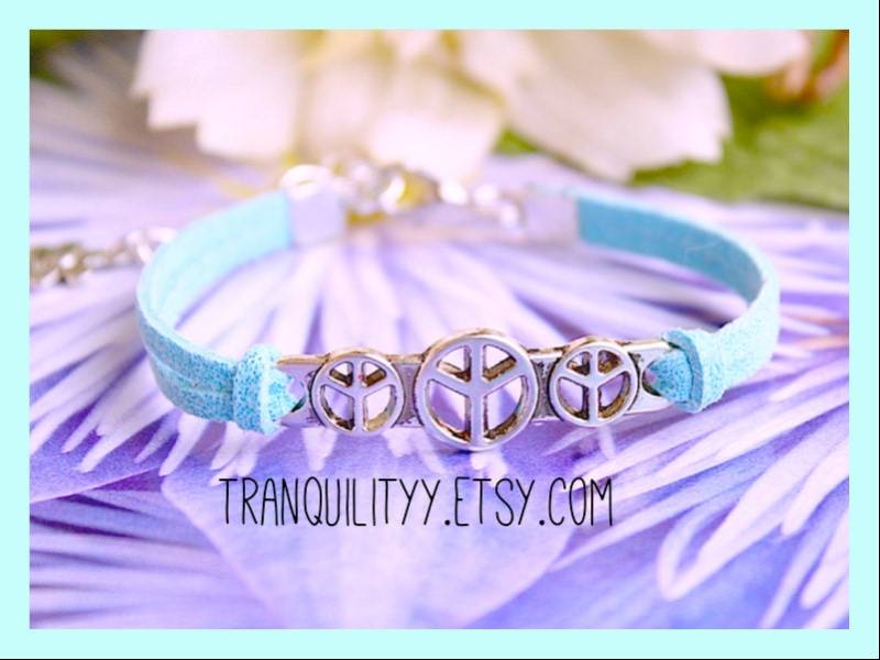 Peace Charm Armband Blaues Wildlederimitat, Silberlegierung, Verstellbar Peace Charm Armband Blaues Wildlederimitat, Silberlegierung, Verstellbar von tranquilityy