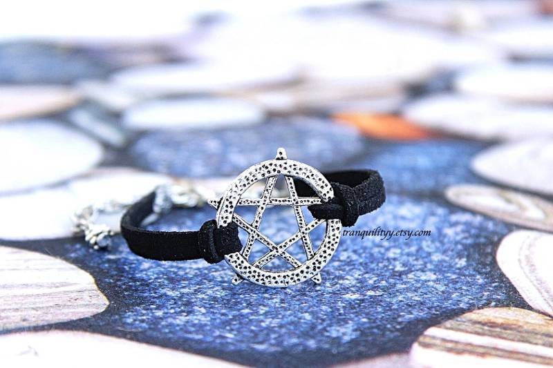 Pentagramm Armband Verstellbarer Anhänger Aus Wildlederimitat Pentagramm Armband Verstellbarer Anhänger Aus Wildlederimitat von tranquilityy