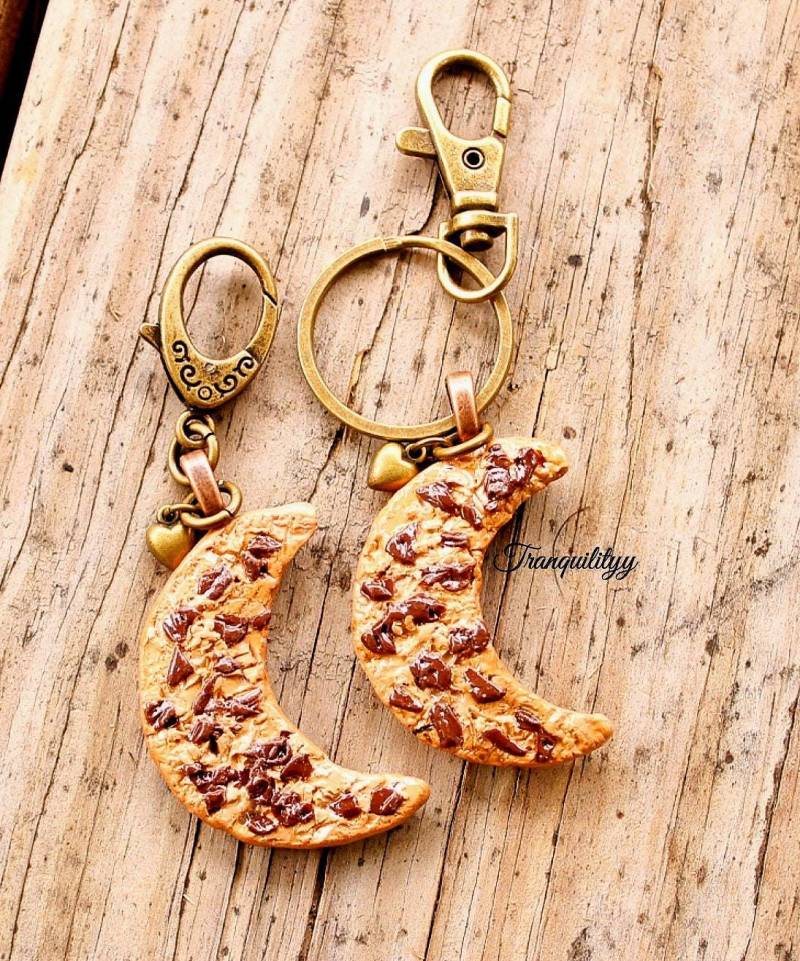 Polymer Clay Moon Cookie Schlüsselanhänger Schokoladensplitter-Anhänger von tranquilityy