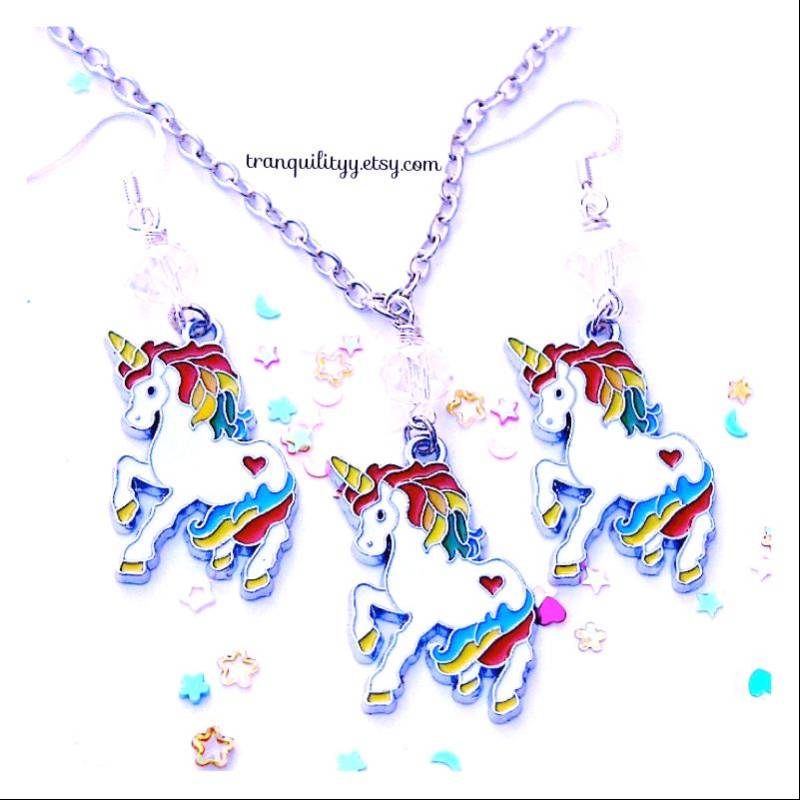 Regenbogen Kristall Einhorn Halskette Und Ohrringe Set Zauberhafter Kinderschmuck Regenbogen Kristall Einhorn Halskette Und Ohrringe Set Zauberhafter Kinderschmuck von tranquilityy