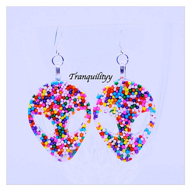 Regenbogen Sprenkel Alien Ohrringe Candy-Harz Schmuck Regenbogen Sprenkel Alien Ohrringe Candy-Harz Schmuck von tranquilityy