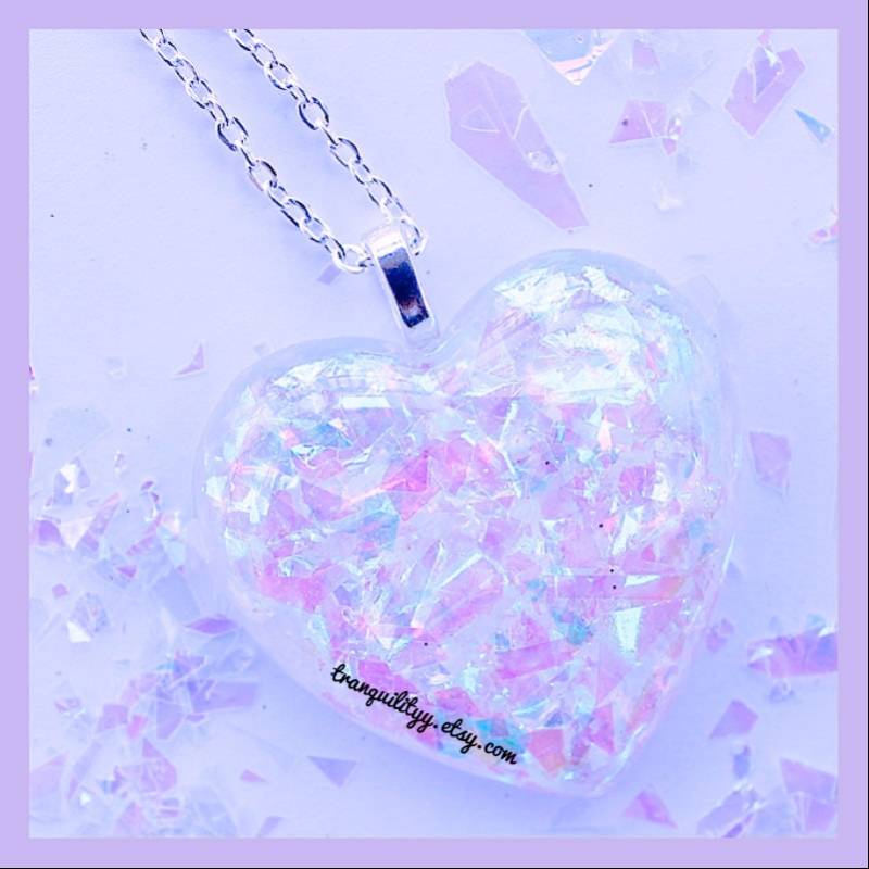 Schillernde Glitzerherz-Halskette Faux-Opal-Harzanhänger Schillernde Glitzerherz-Halskette Faux-Opal-Harzanhänger von tranquilityy