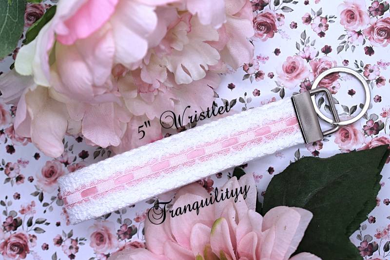 Schlüsselanhänger Viktorianik Mit Spitze in Rosa & Weiss Schlüsselanhänger Viktorianik Mit Spitze in Rosa & Weiss von tranquilityy