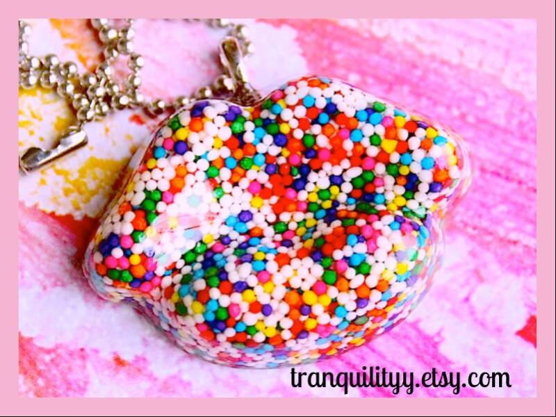 Sprinkle Lips Resin Halskette Süßigkeitskuss, Geburtstagsgeschenk Sprinkle Lips Resin Halskette Süßigkeitskuss, Geburtstagsgeschenk von tranquilityy