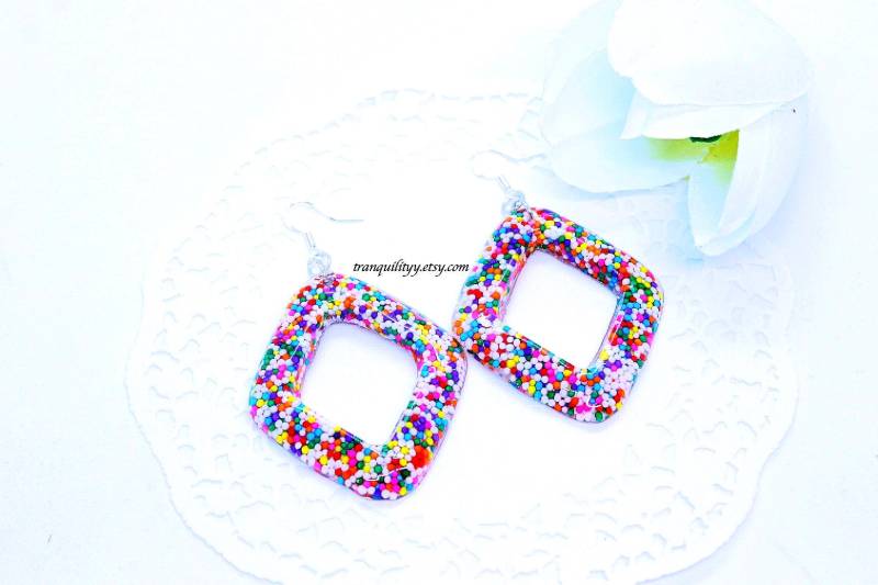 Streusel Ohrringe Handgemachte Resin Candy Hänger, Sterling Silber Ohrhaken Streusel Ohrringe Handgemachte Resin Candy Hänger, Sterling Silber Ohrhaken von tranquilityy
