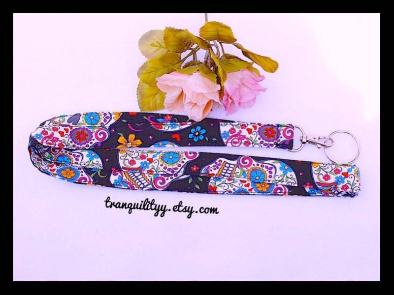 Totenkopf Schlüsselband/Schlüsselanhänger Dia De Muertos Calaveras Schlüsselanhänger/Handmade By Tranquilityy Totenkopf Schlüsselband/Schlüsselanhänger Dia De Muertos Calaveras Schlüsselanhänger/Handmade By Tranquilityy von tranquilityy