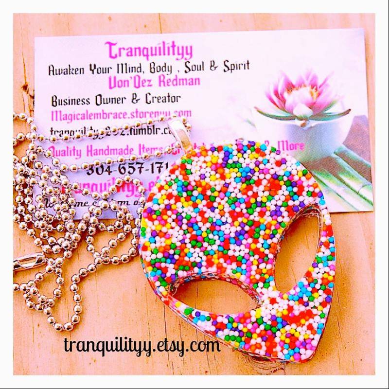 streuen Sie Alien Kopf-Harz-Halskette - Handgemachter Süßigkeits-Schmuck von tranquilityy