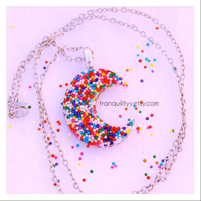 streusel Halbmond Mond Halskette Regenbogen Candy Harz Schmuck streusel Halbmond Mond Halskette Regenbogen Candy Harz Schmuck von tranquilityy