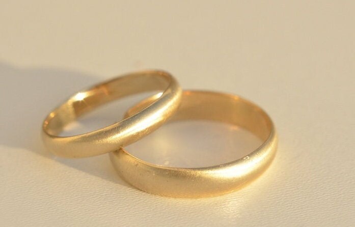 333 Er | 9Kt Gold Eheringe Satiniert Paarpreis von traumring