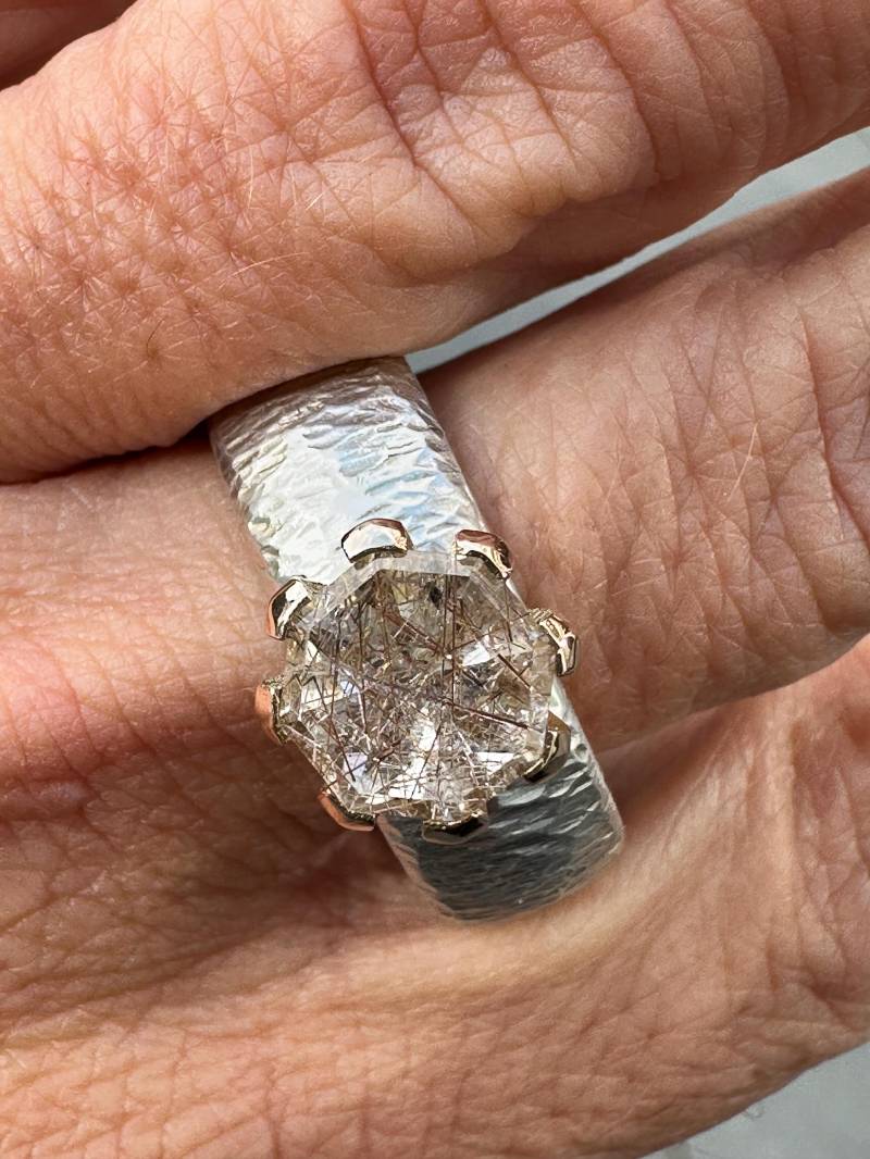 Traumhafter Rutilquarz in 585 Er Goldfassung, Geschmiedeter Silberring von traumring
